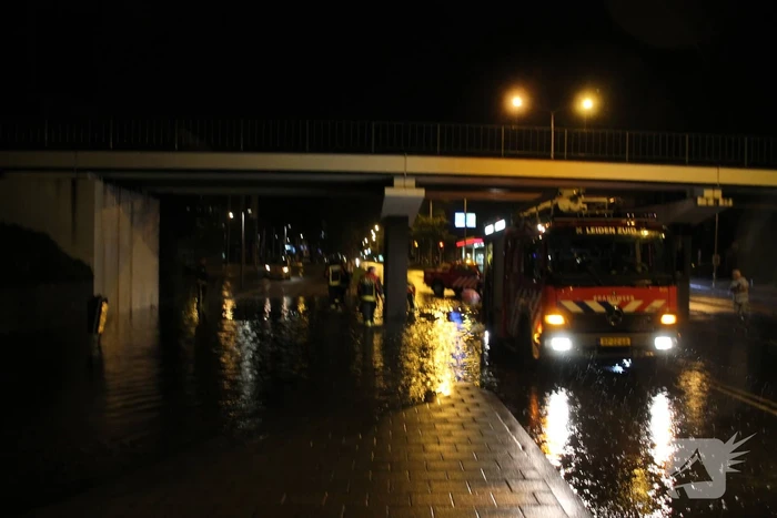 Weg onder viaduct deels afgesloten vanwege wateroverlast