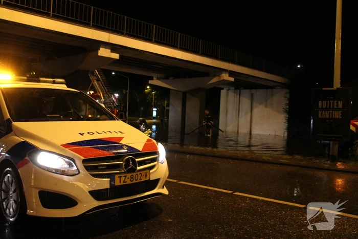 Weg onder viaduct deels afgesloten vanwege wateroverlast