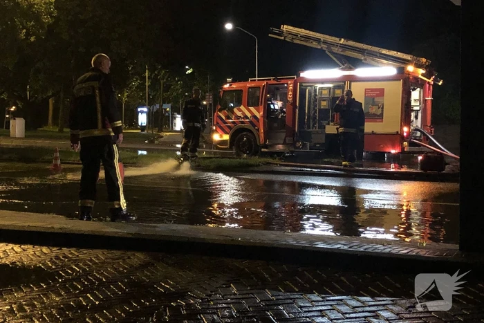 Weg onder viaduct deels afgesloten vanwege wateroverlast