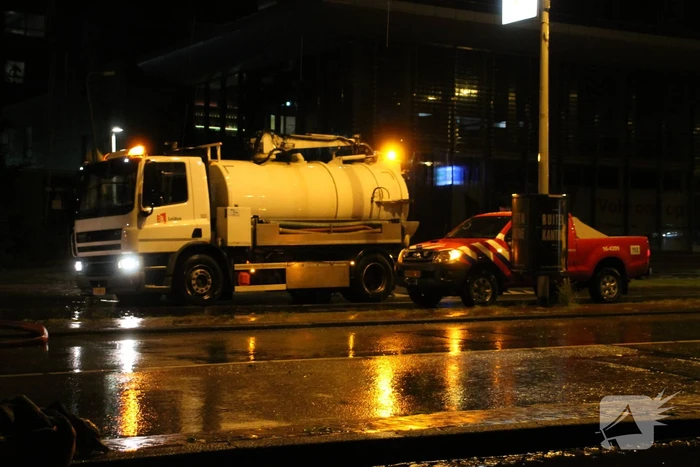 Weg onder viaduct deels afgesloten vanwege wateroverlast