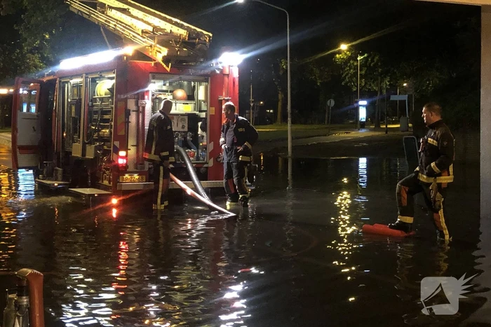 Weg onder viaduct deels afgesloten vanwege wateroverlast