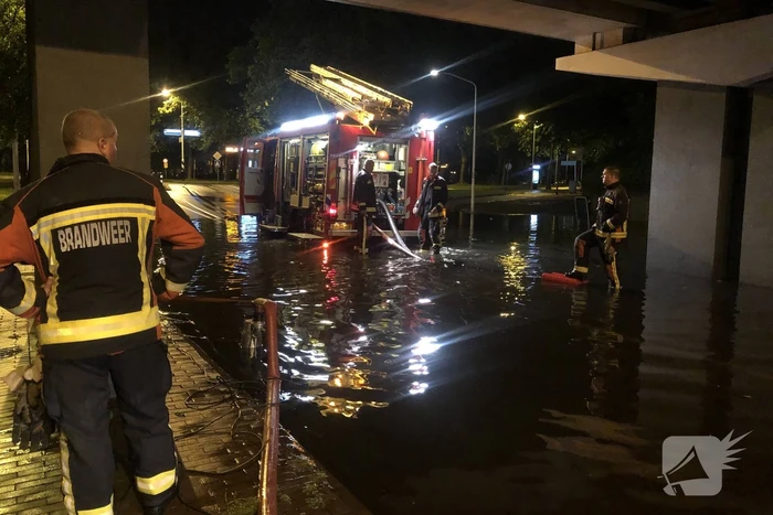 Weg onder viaduct deels afgesloten vanwege wateroverlast