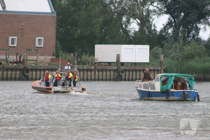 KNRM trekt vastgelopen boot los