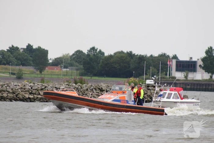 KNRM trekt vastgelopen boot los