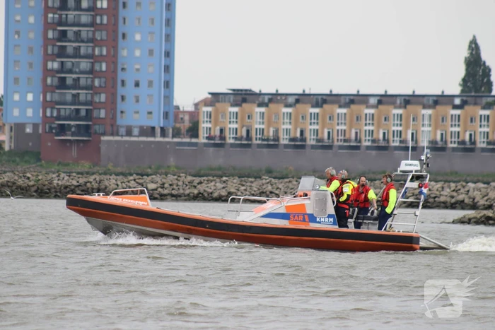 KNRM trekt vastgelopen boot los