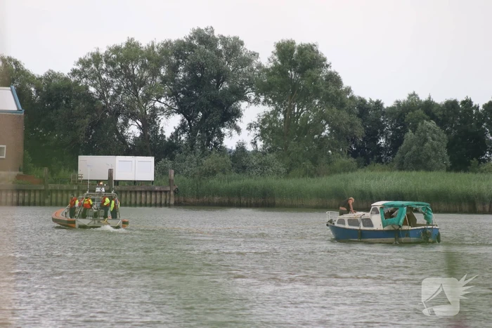 KNRM trekt vastgelopen boot los