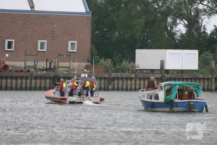 KNRM trekt vastgelopen boot los