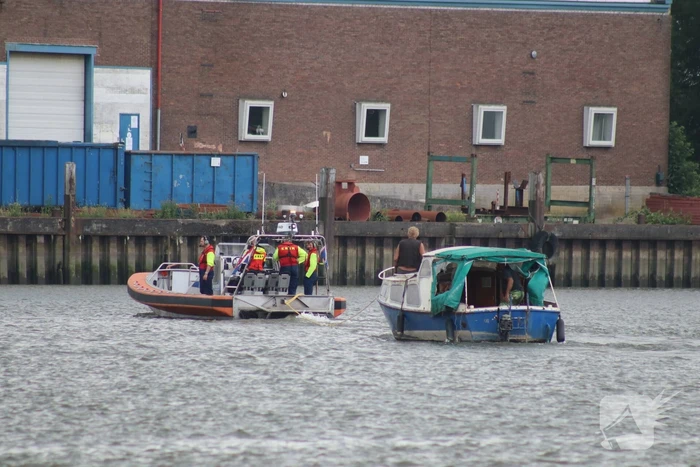 KNRM trekt vastgelopen boot los