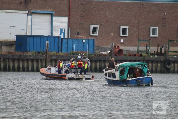 KNRM trekt vastgelopen boot los