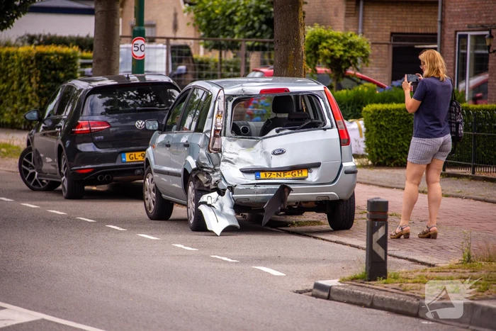 Berger knalt achterop stilstaande auto