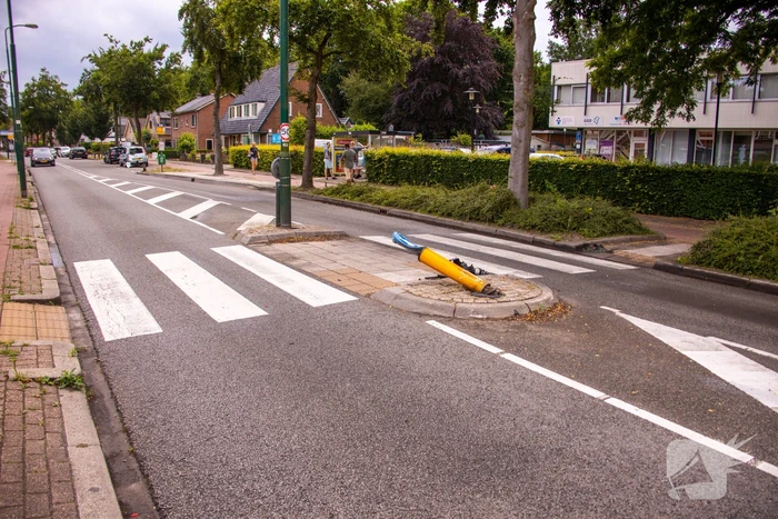 Berger knalt achterop stilstaande auto
