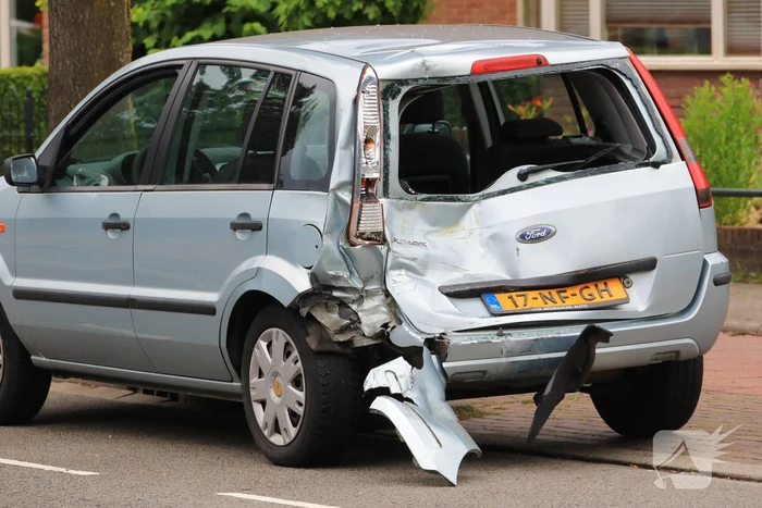 Berger knalt achterop stilstaande auto