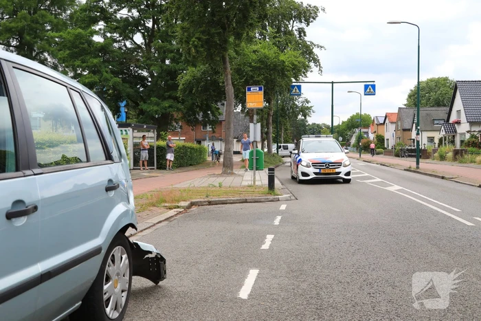 Berger knalt achterop stilstaande auto