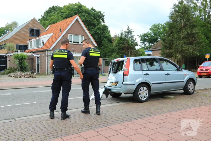 Berger knalt achterop stilstaande auto