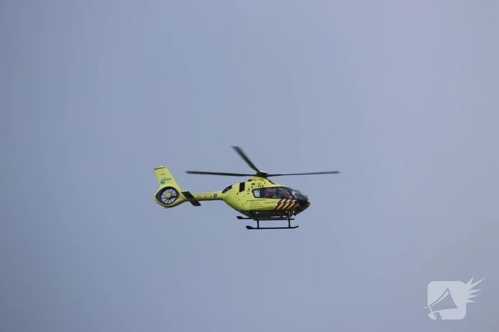Traumahelikopter landt voor vrouw na trap van paard