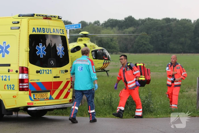 Traumahelikopter landt voor vrouw na trap van paard