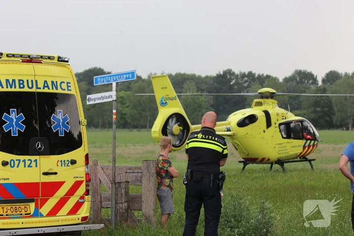Traumahelikopter landt voor vrouw na trap van paard