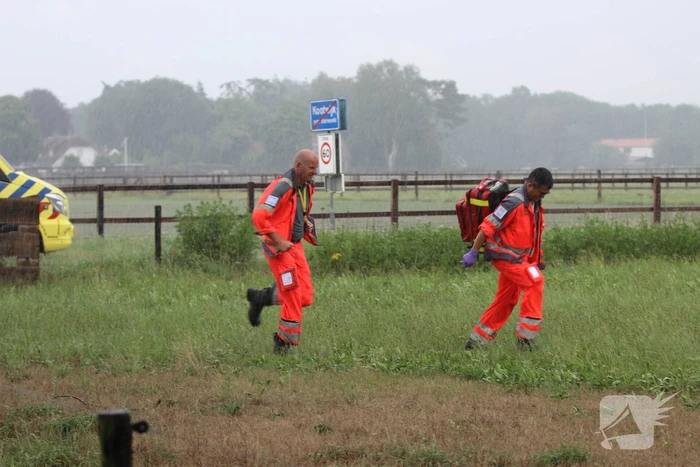Traumahelikopter landt voor vrouw na trap van paard