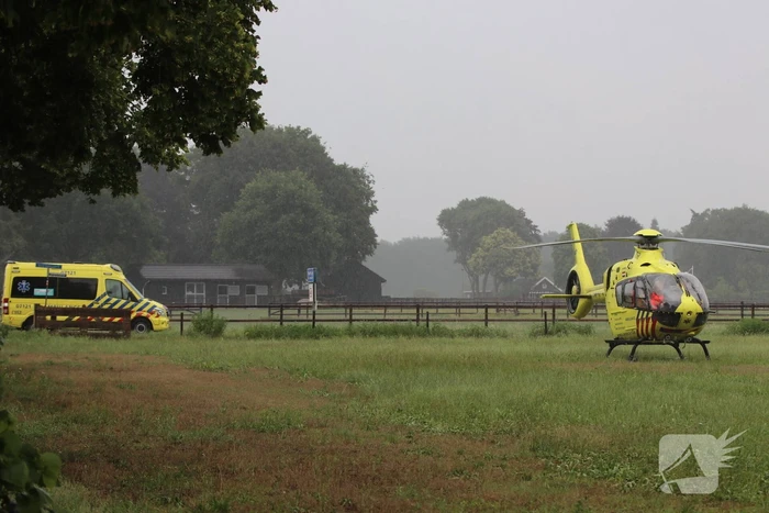 Traumahelikopter landt voor vrouw na trap van paard