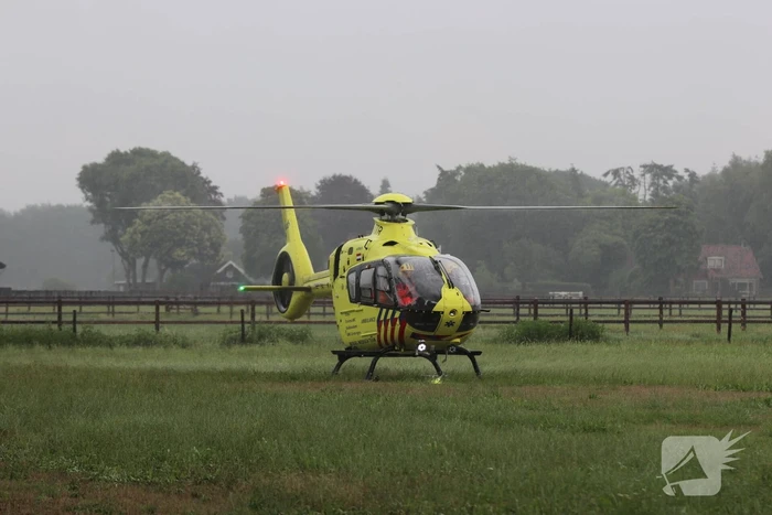 Traumahelikopter landt voor vrouw na trap van paard