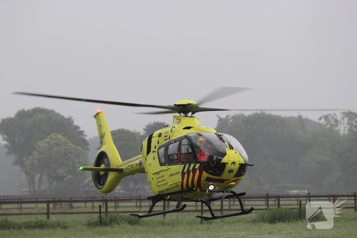 Traumahelikopter landt voor vrouw na trap van paard