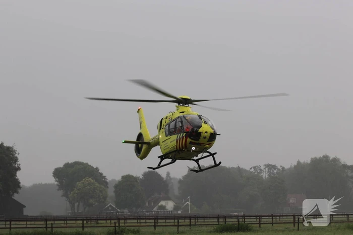 Traumahelikopter landt voor vrouw na trap van paard