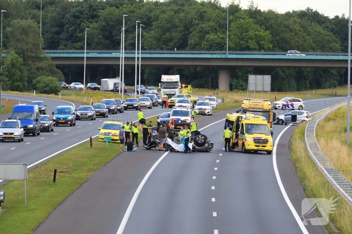 Auto op de kop na aanrijding op snelweg