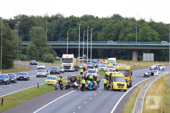 Auto op de kop na aanrijding op snelweg