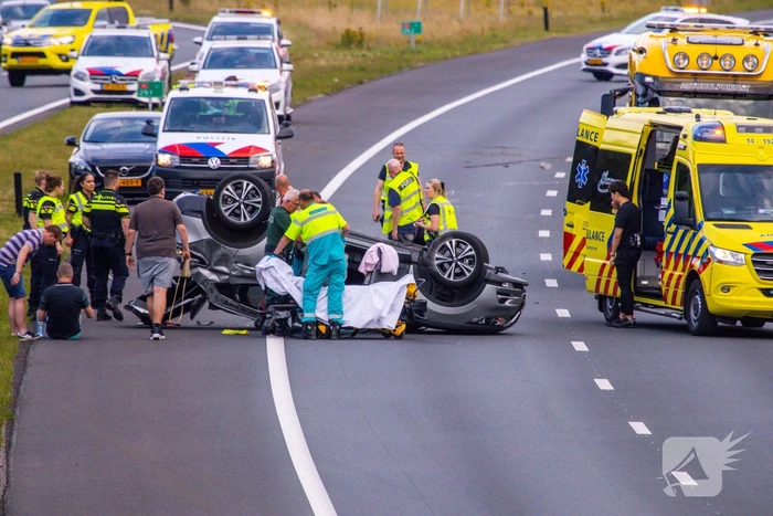 Auto op de kop na aanrijding op snelweg