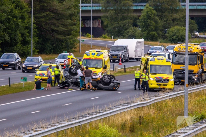 Auto op de kop na aanrijding op snelweg