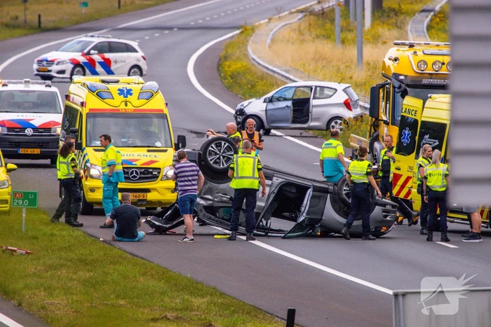 Auto op de kop na aanrijding op snelweg