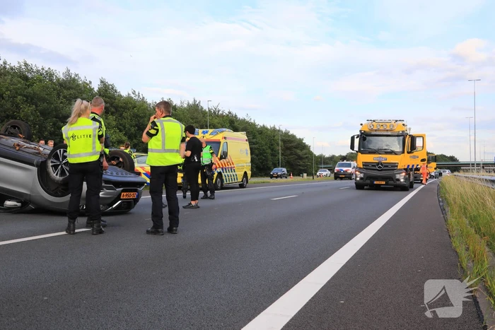 Auto op de kop na aanrijding op snelweg