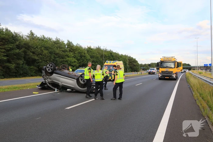 Auto op de kop na aanrijding op snelweg