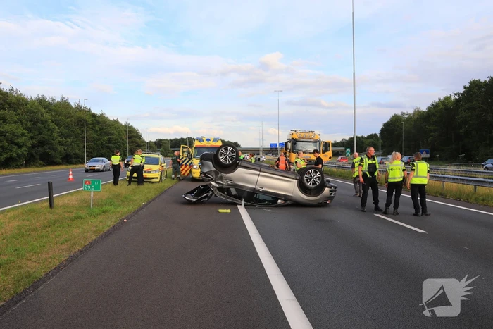 Auto op de kop na aanrijding op snelweg