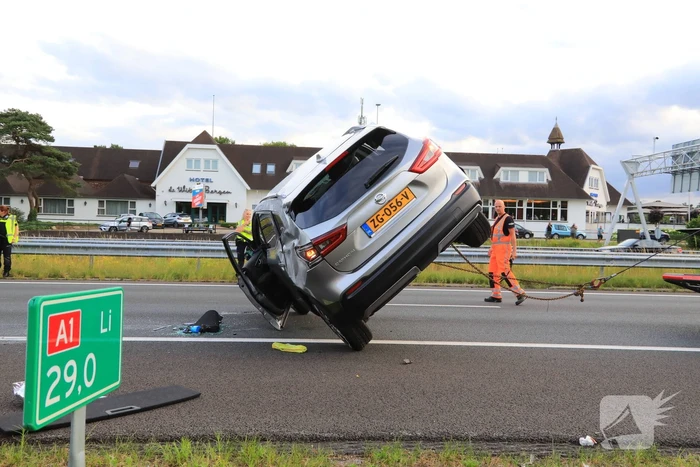 Auto op de kop na aanrijding op snelweg