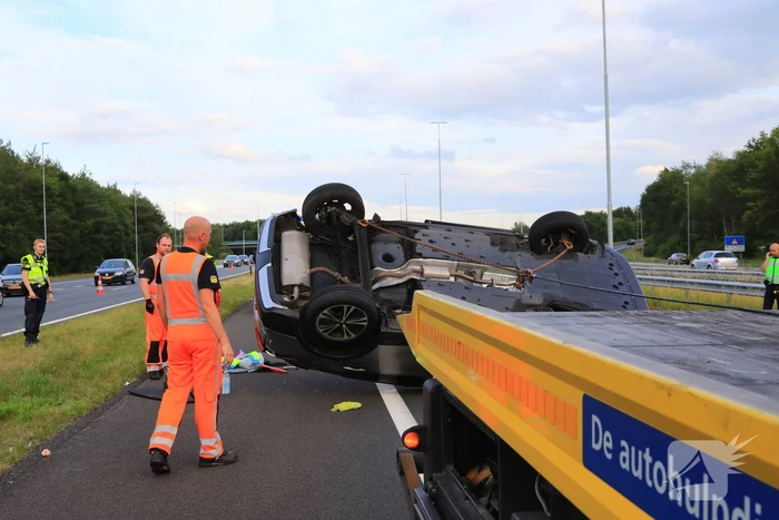 Auto op de kop na aanrijding op snelweg