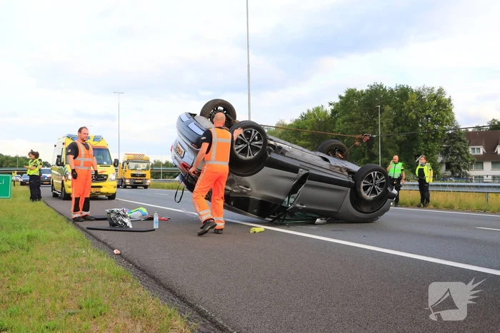 Auto op de kop na aanrijding op snelweg