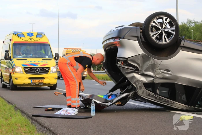 Auto op de kop na aanrijding op snelweg