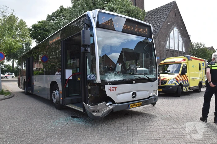 Forse schade bij aanrijding tussen lijnbus en personenauto