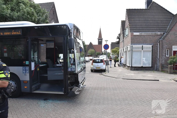 Forse schade bij aanrijding tussen lijnbus en personenauto