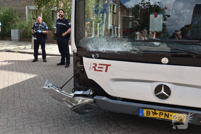Forse schade bij aanrijding tussen lijnbus en personenauto