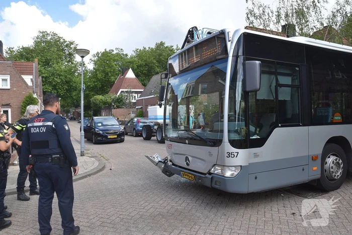 Forse schade bij aanrijding tussen lijnbus en personenauto