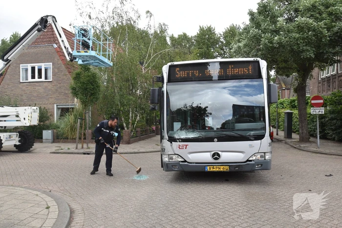 Forse schade bij aanrijding tussen lijnbus en personenauto