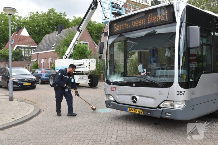 Forse schade bij aanrijding tussen lijnbus en personenauto