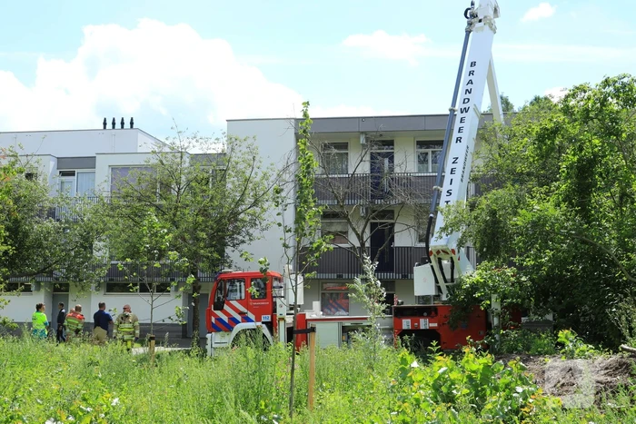 Bejaarde door medebewoners uit woning gered