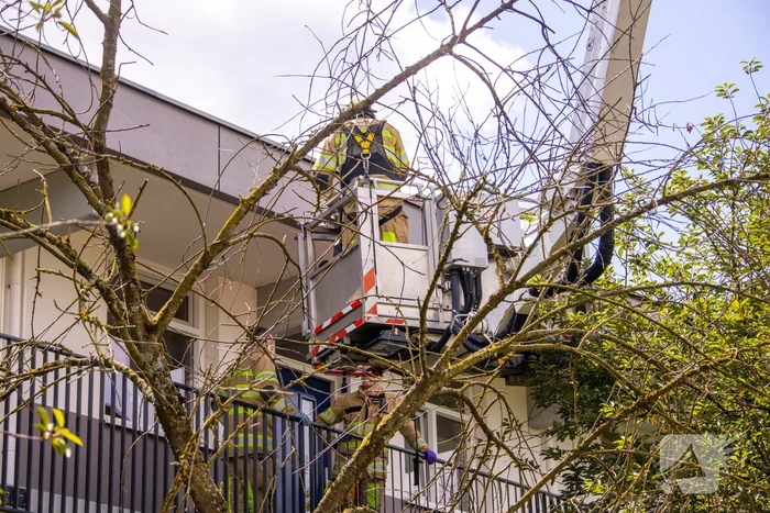 Bejaarde door medebewoners uit woning gered