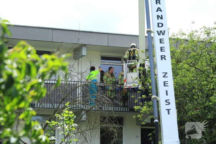 Bejaarde door medebewoners uit woning gered