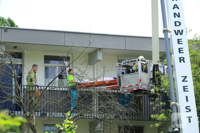Bejaarde door medebewoners uit woning gered