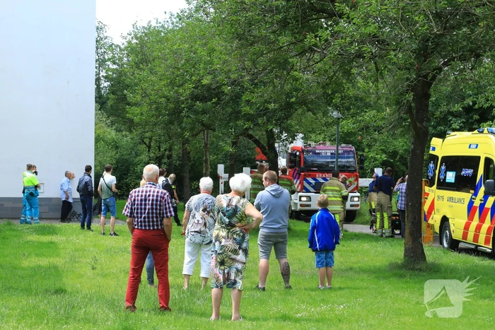 Bejaarde door medebewoners uit woning gered