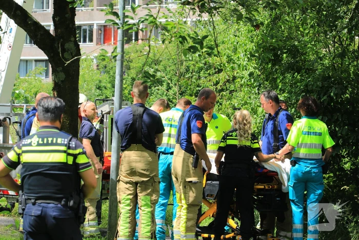 Bejaarde door medebewoners uit woning gered